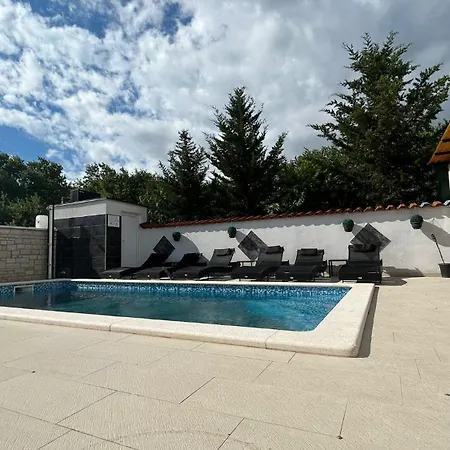 Nada ゲストハウス プーラ